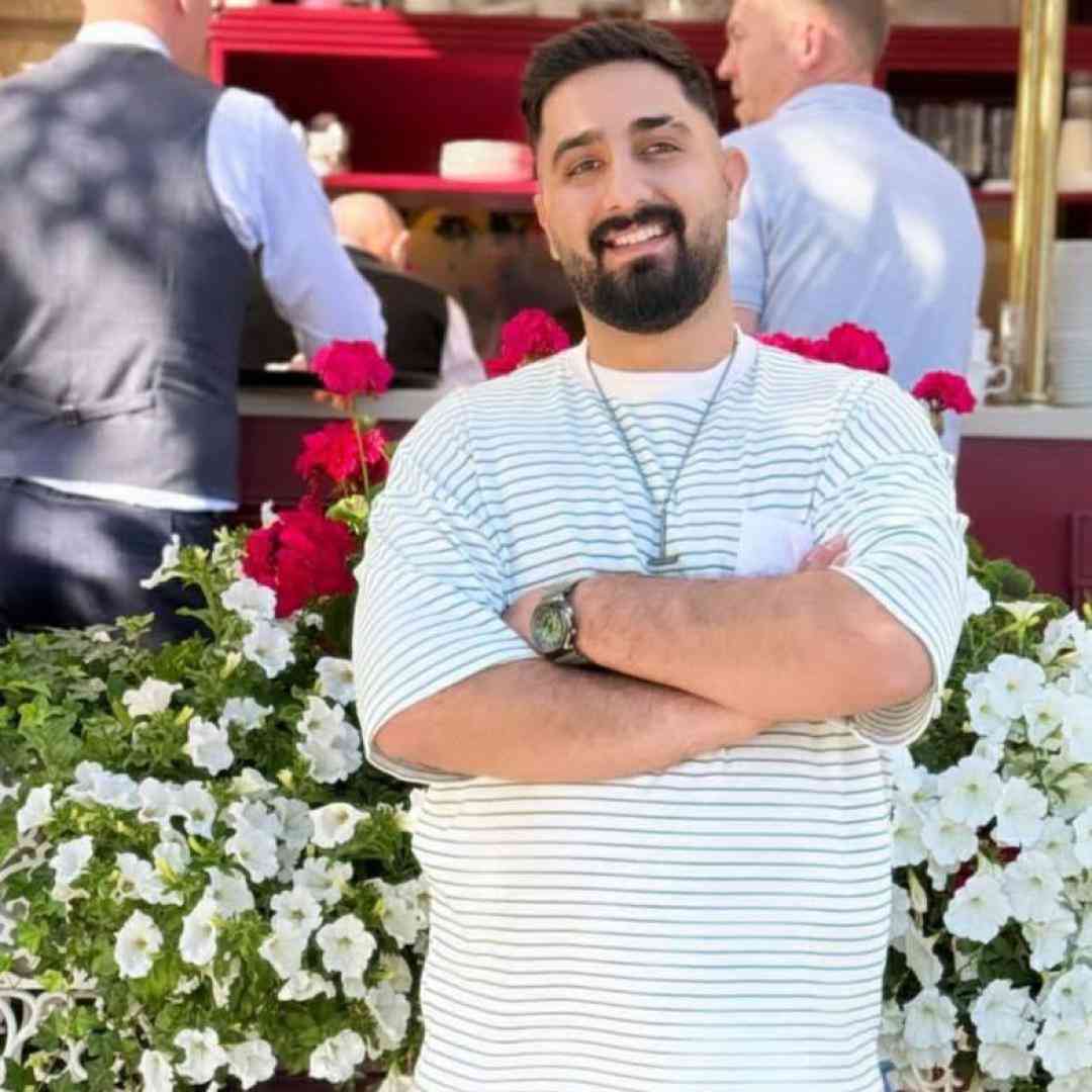 دانلود آهنگ اخلاق سگش لعنت به بوی عطرت خفم کرده از محمد امیری