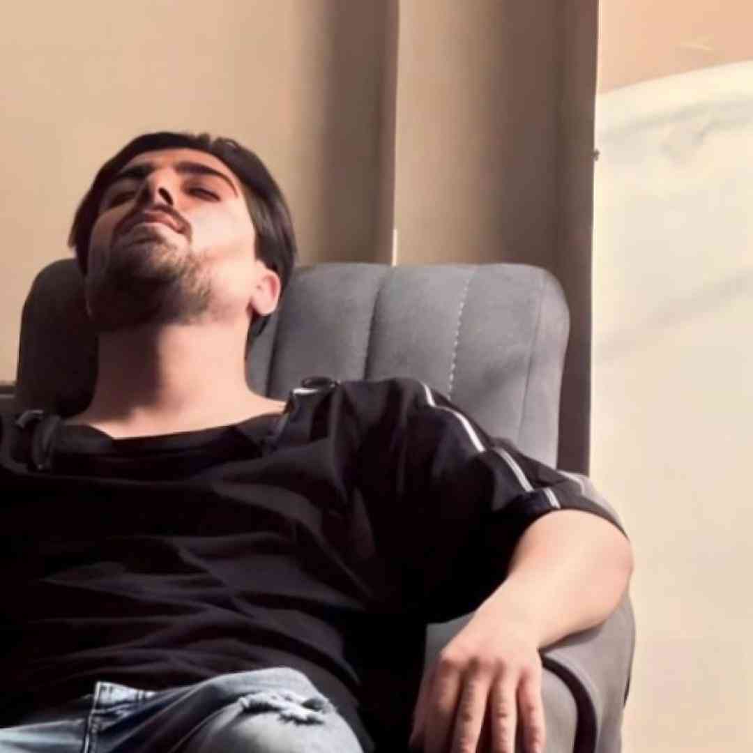 دانلود آهنگ قلبم جور بمب ساعتی و ناو سینم از امیر رمضانی