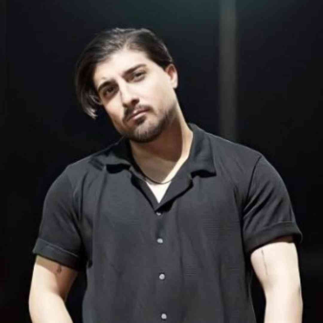 امیر لیام مه روحم خستس دارم غرق میشم و دستو پام بستس