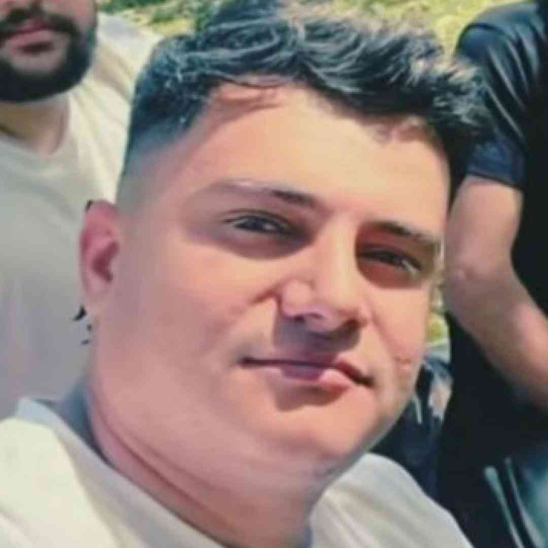 رامین کرمی بین عقل و‌ دلم جنگه فراموش ناو ای همه ی غمه