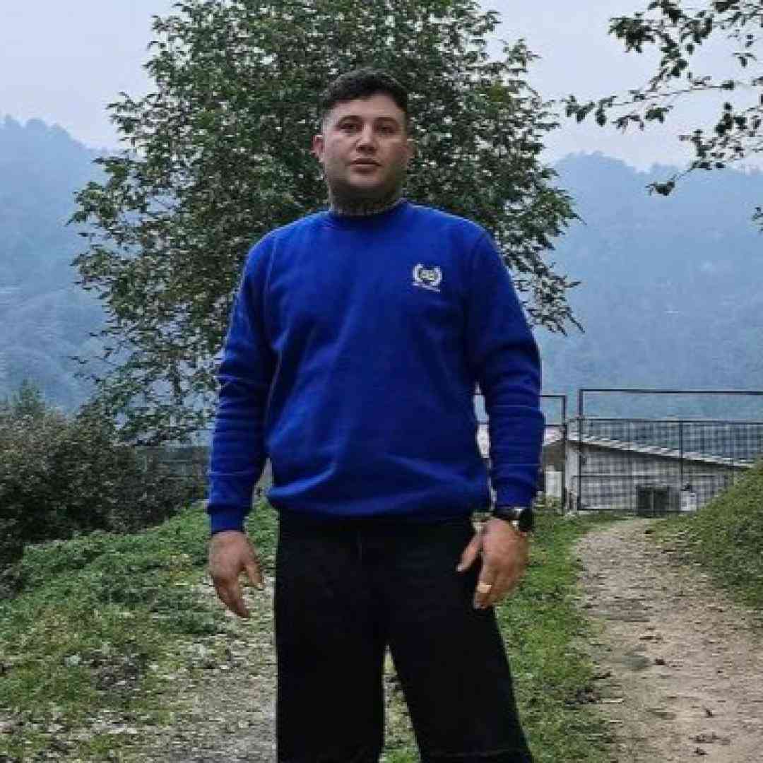دانلود آهنگ جای من کی اومد که از تو قلبت از علی احمدیانی