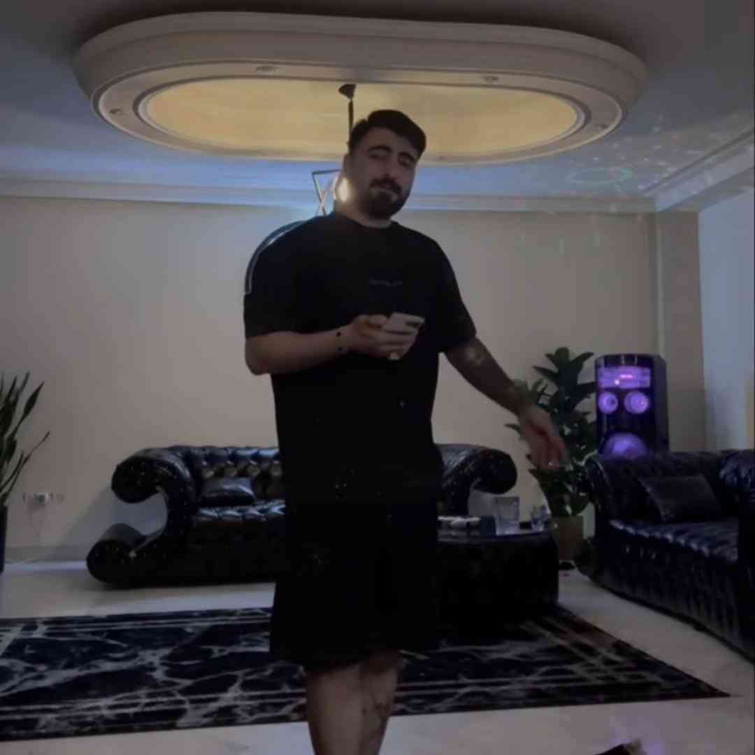 دانلود آهنگ توام قلبت میشکنه قلب سنگیه مشکیت از رامین تجنگی