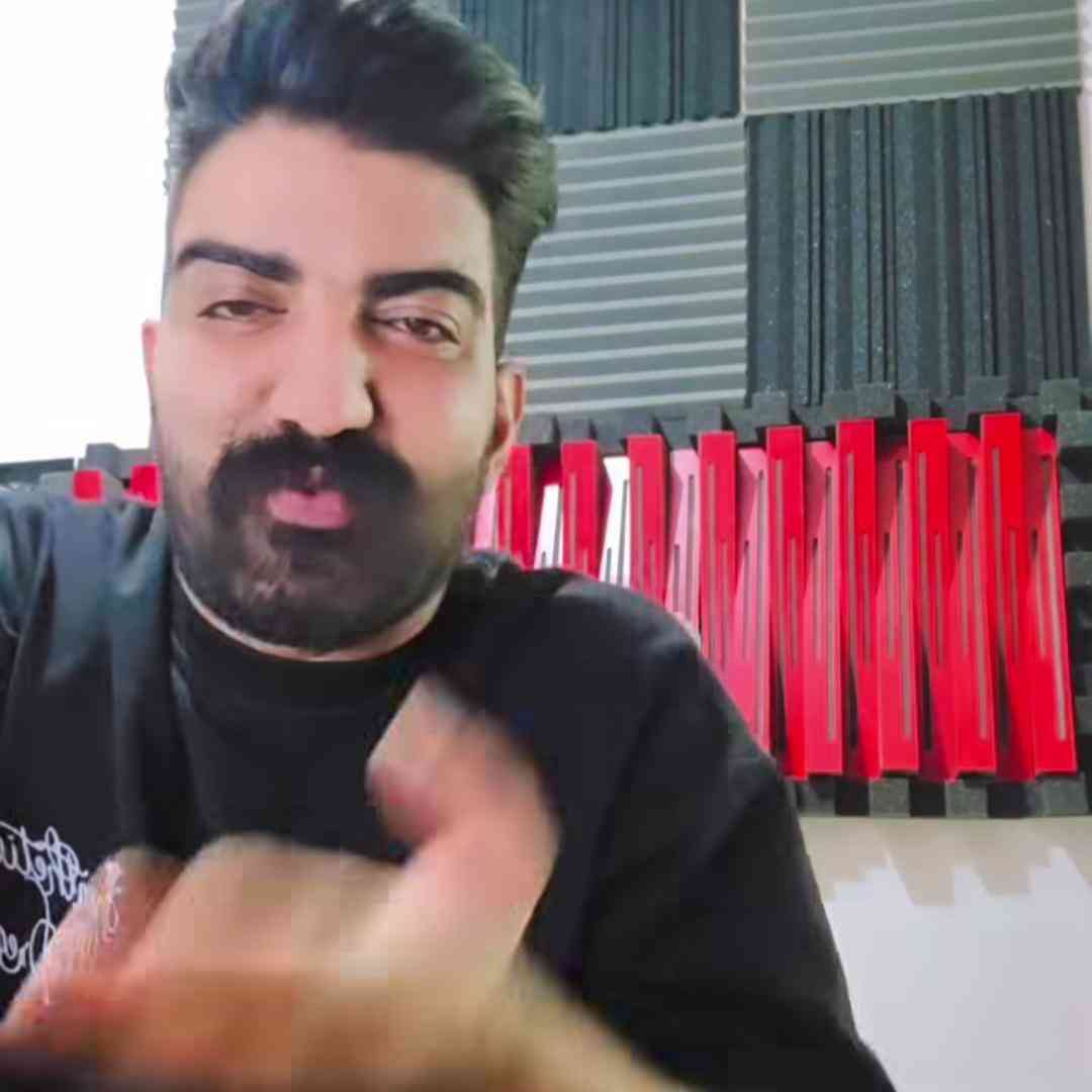 میلاد غلامی کنار گردنم جای اسمشه اول اسمش هم