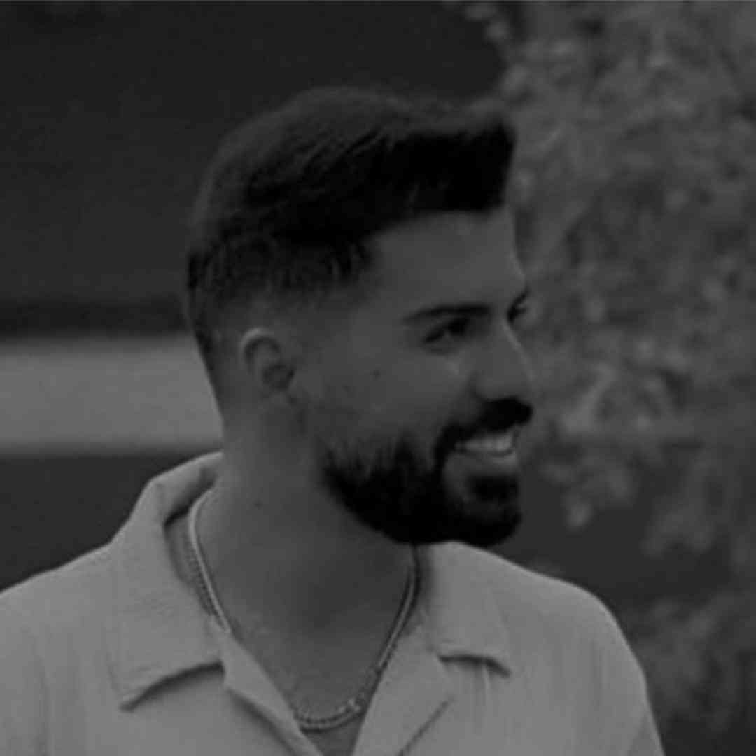 عادل میرزایی چتری هاش اومده رو صورتش وای یا حبیبی